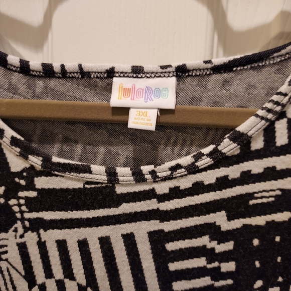 LuLaRoe sx 3x Black and White Tunic - Picture 2 of 4